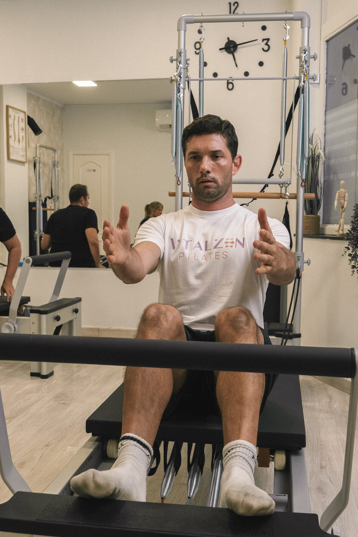 Niño practicando ejercicios de pilates adaptados en VitalZen Pilates, Santa Cruz de Tenerife