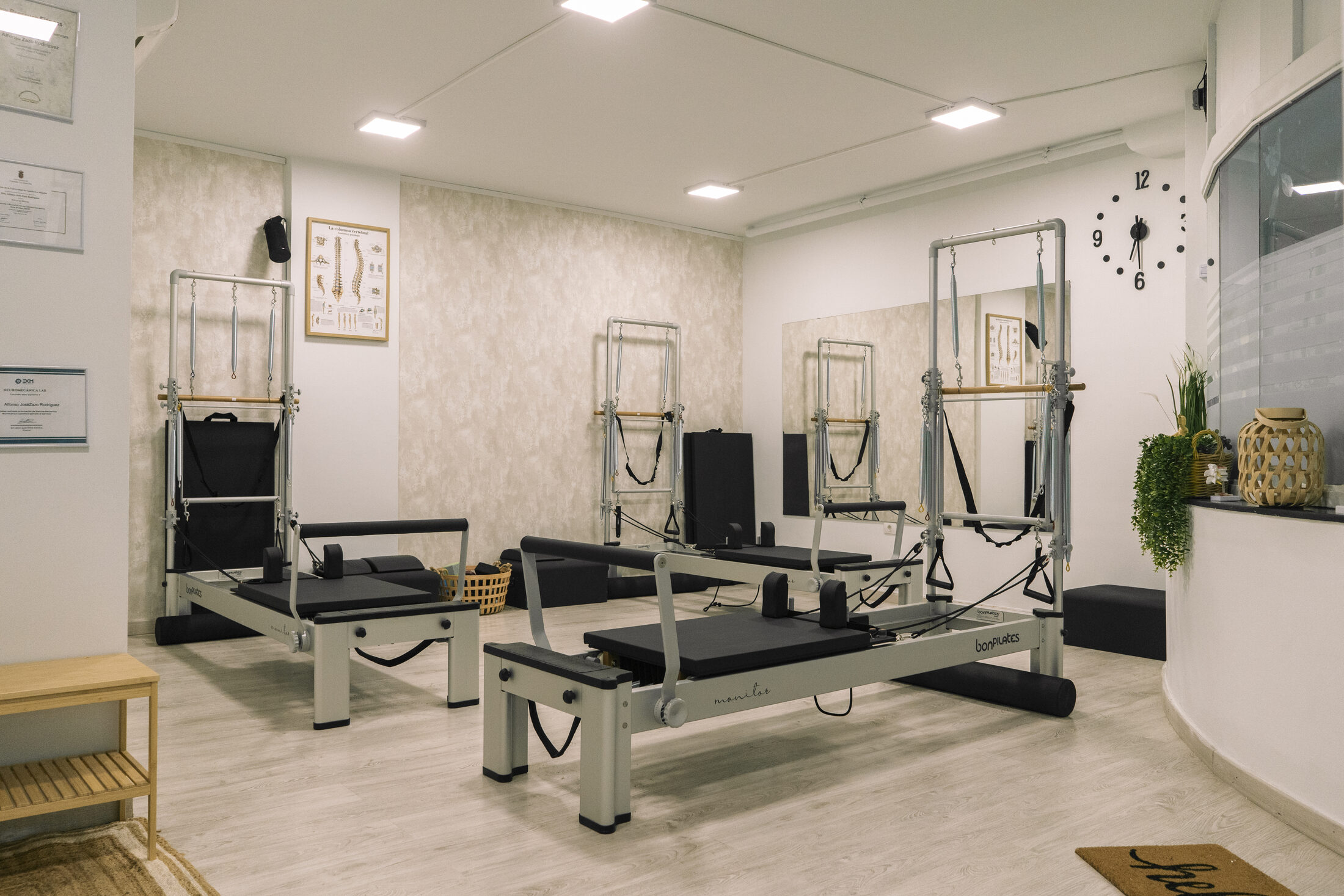 Sala con camas Reformer del centro El Pilar de VitalZen Pilates